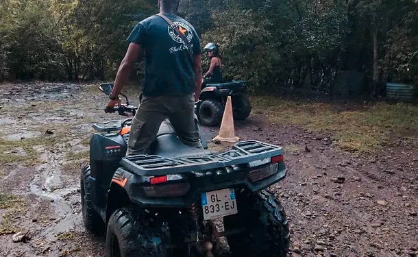 Randonnée quad en nature tropicale