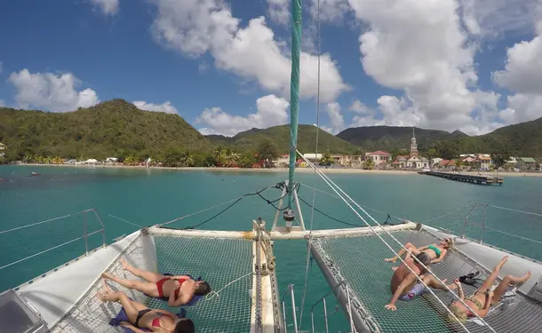 Escapade catamaran au pied du Rocher du Diamant