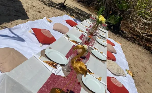 Chic and tropical brunch on the beach