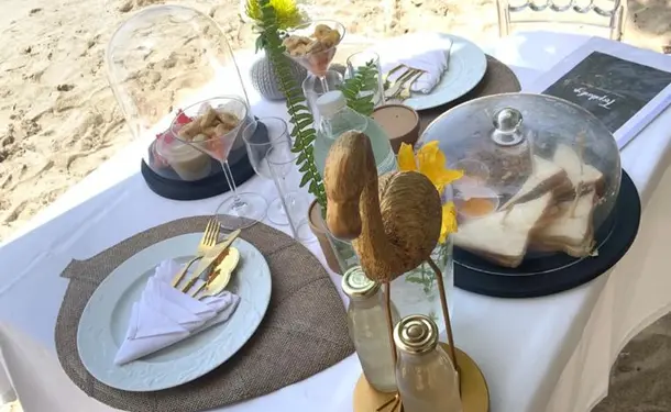 Chic and tropical brunch on the beach