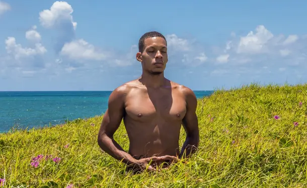 Hatha yoga sur la plage
