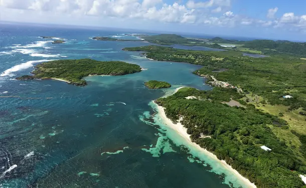 Fly over Martinique in an autogyro (30mins)
