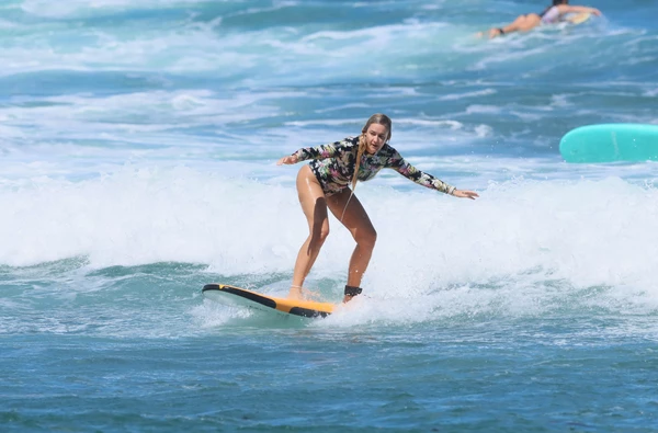 Initiation au surf sur le plus beau spot de la Martinique