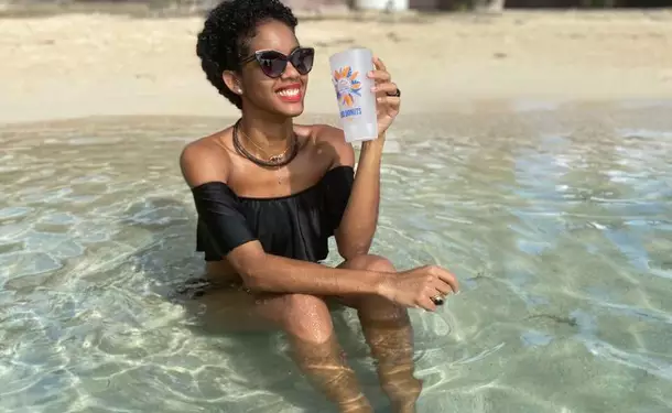 Relaxing adventure aboard a donuts boat (boat without licence)