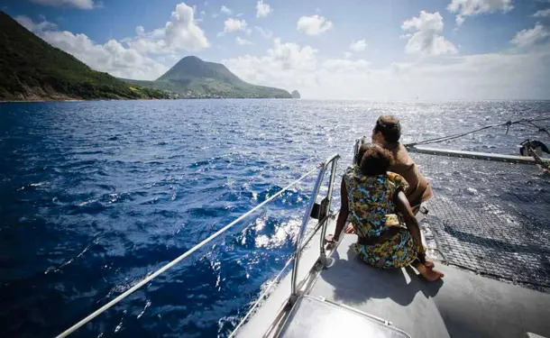 Escapade catamaran au pied du Rocher du Diamant