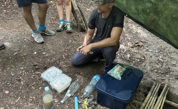 Expérience de survie en immersion dans la nature