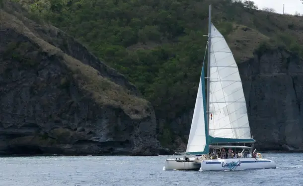 Escapade catamaran au pied du Rocher du Diamant