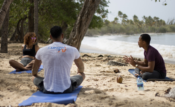 Hatha yoga sur la plage