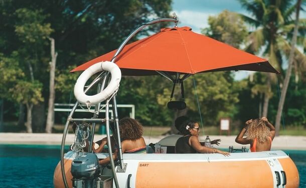 Relaxing adventure aboard a donuts boat (boat without licence)