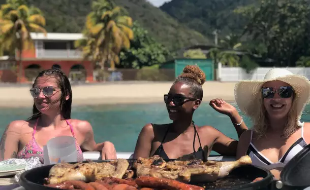 Relaxing adventure aboard a donuts boat (boat without licence)