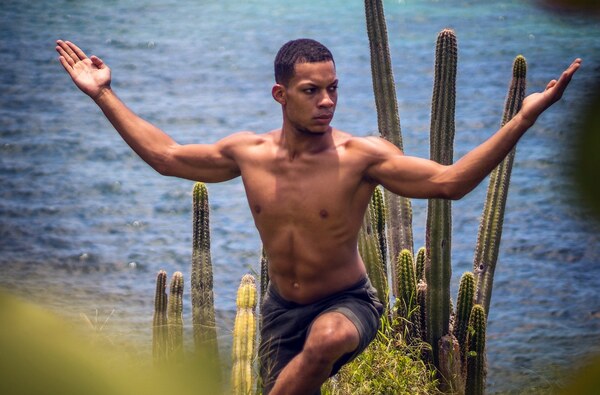 Hatha yoga sur la plage
