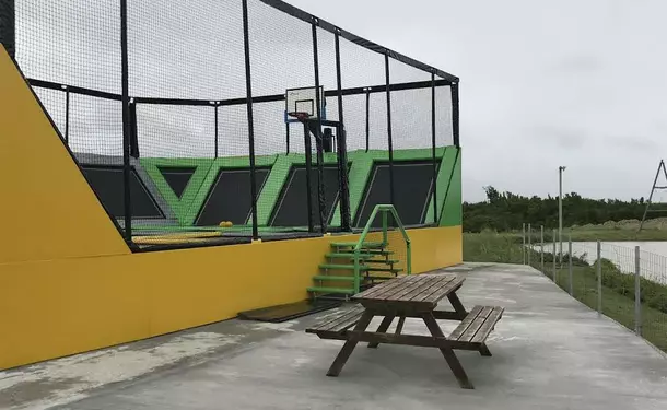 Dodgeball sur trampoline