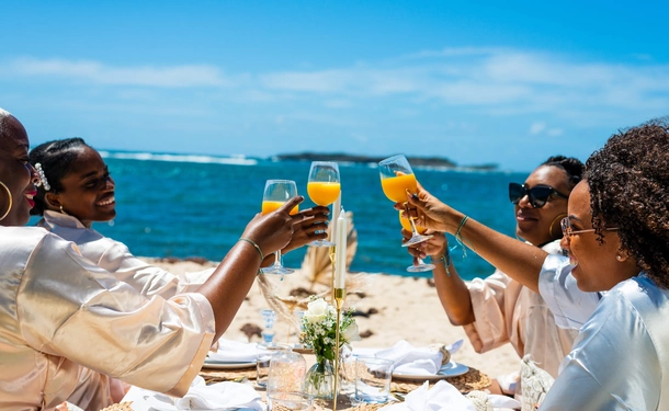 Chic picnic & outdoor massage