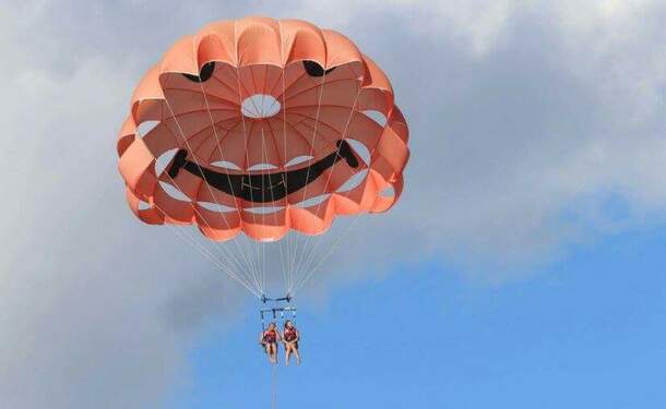 Parachute ascensionnel nautique