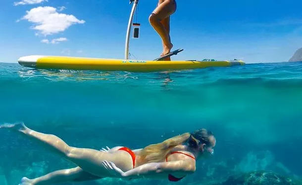 Step paddle sur une eau translucide