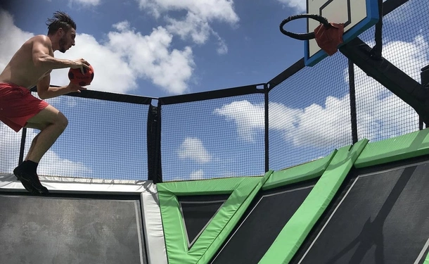 Dunks sur trampoline et Basket-ball acrobatique