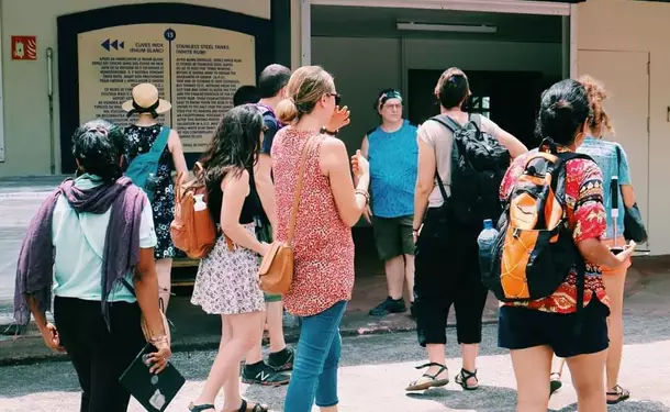 Le nord verdoyant avec le volcan, Saint-Pierre et son histoire