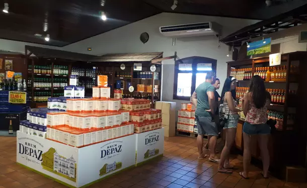 Le nord verdoyant avec le volcan, Saint-Pierre et son histoire