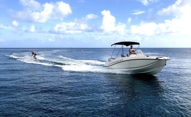 Location d'un bateau à moteur au style sportif