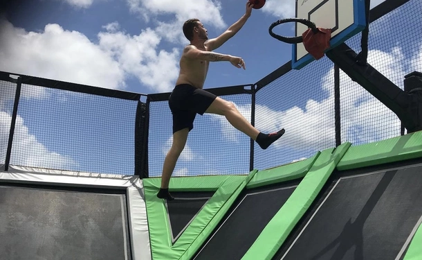 Dunks sur trampoline et Basket-ball acrobatique