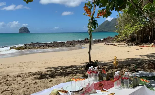 Brunch chic et tropical à la plage