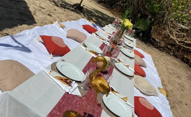 Brunch chic et tropical à la plage