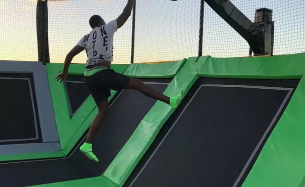 Dunks sur trampoline et Basket-ball acrobatique 