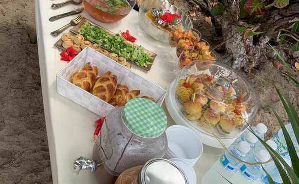 Brunch chic et tropical à la plage